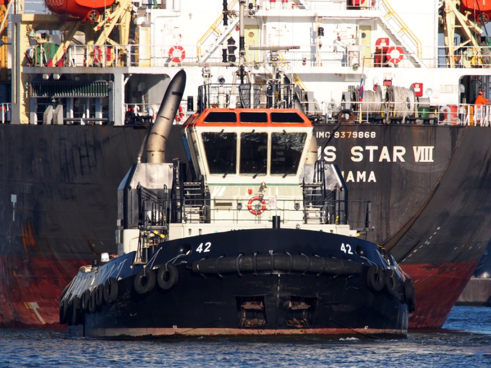 42_(tugboat,_2012)_towing_Genius_Star_through_the_Port_of_Antwerp_pic4
