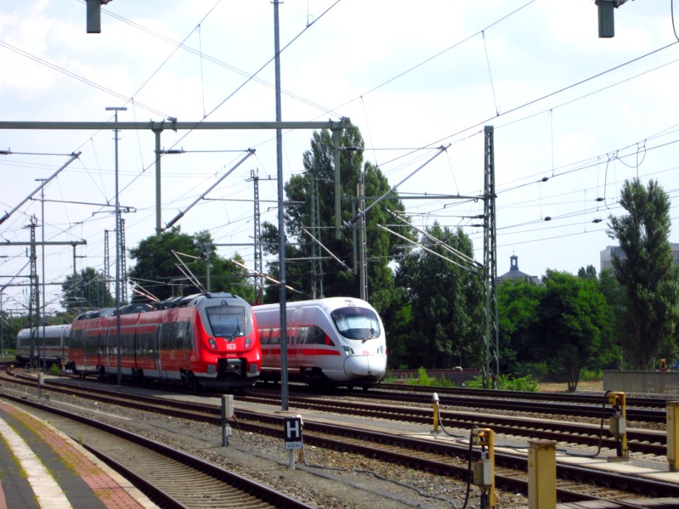 442_147_und_ICE3_Dresden_Hauptbahnhof