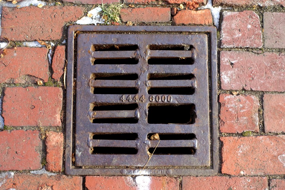 4444_6000_-_storm_drain_-_Cambridge,_MA_-_DSC02592