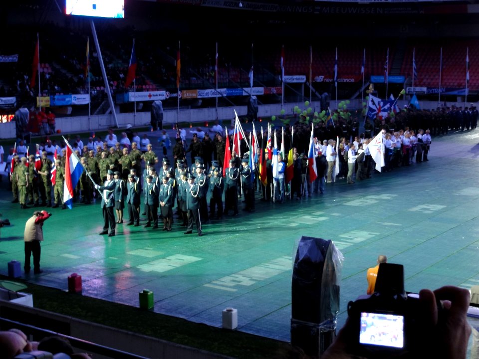 4-daagse_Nijmegen_2011_Vlaggenparade_26,_in_opstelling