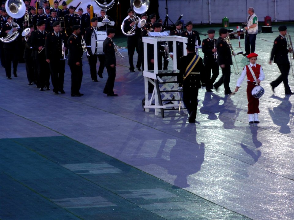 4-daagse_Nijmegen_2011_Vlaggenparade_16,_kleine_tambour_gaat_voorop