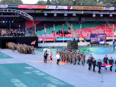 4-daagse_Nijmegen_2011_Vlaggenparade_06,_vlag_dragen