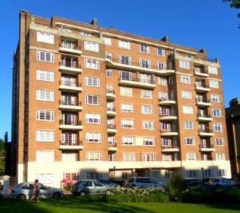 4_Grand_Avenue,_Hove_(NHLE_Code_1389691)_(July_2012)_(3)