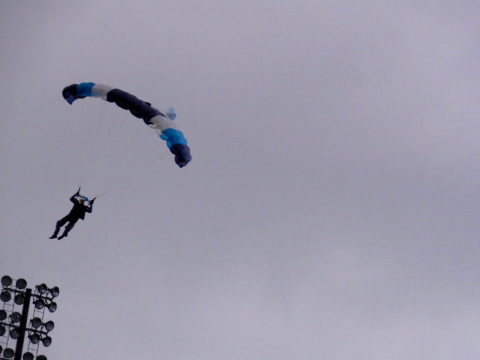 4-daagse_Nijmegen_2011_Vlaggenparade_08,_parachutespringen