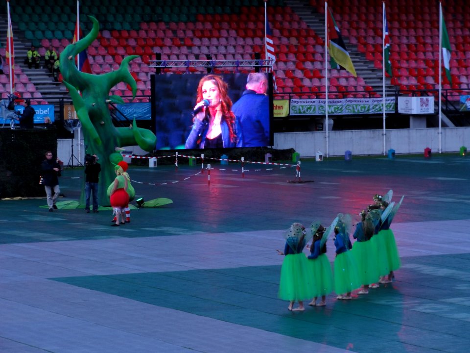 4-daagse_Nijmegen_2011_Vlaggenparade_15,_ballet_en_zang
