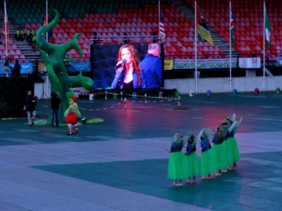 4-daagse_Nijmegen_2011_Vlaggenparade_15,_ballet_en_zang