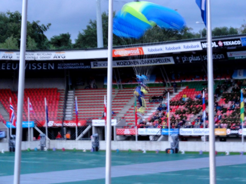 4-daagse_Nijmegen_2011_Vlaggenparade_09,_parachutelanding