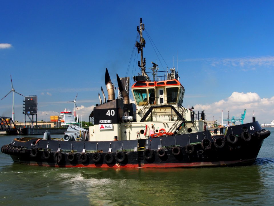 40_-_ENI_06105319,_in_front_of_Berendrechtlock,_Port_of_Antwerp,_pic1