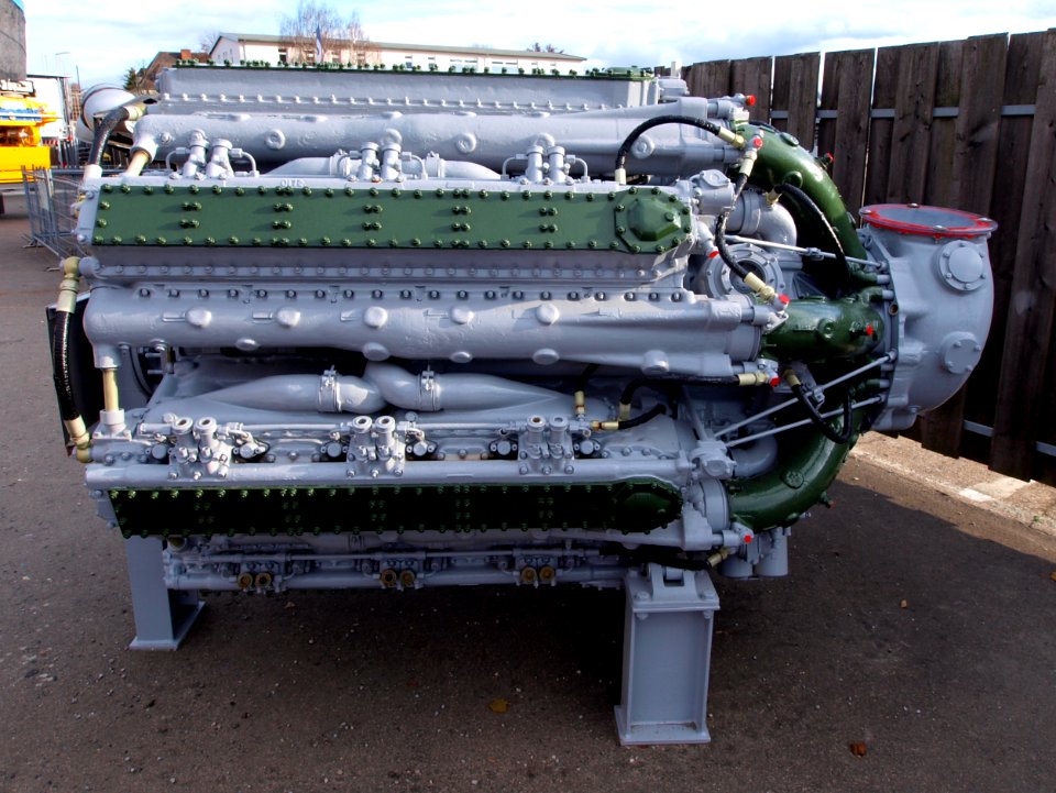 4000hp_Stern-Reihen_Dieselmotor_M503_pic2