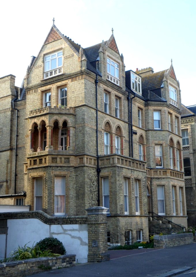 4_Third_Avenue,_Hove_(NHLE_Code_1209868)_(April_2013)