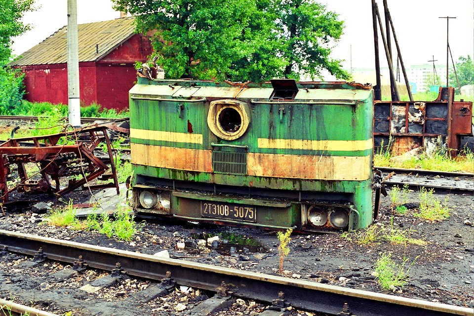 2ТЭ10В-5075,_Russia,_Volgograd_region,_depot_named_after_Maxim_Gorky_(Trainpix_160255)