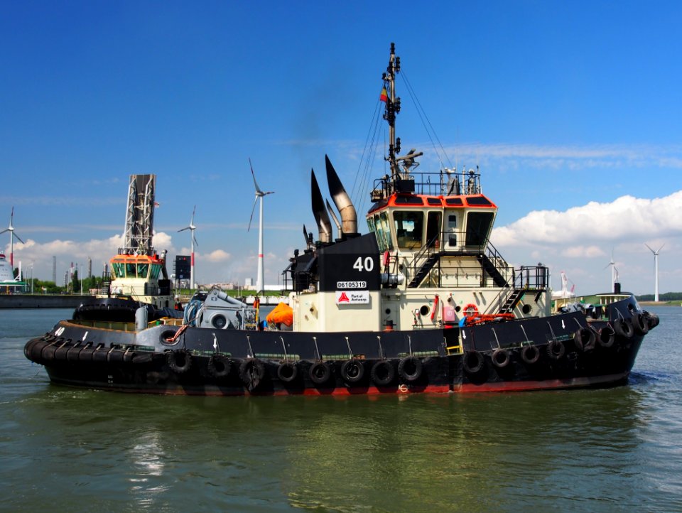 40_-_ENI_06105319,_in_front_of_Berendrechtlock,_Port_of_Antwerp,_pic2