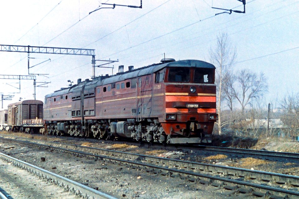 2ТЭ10М-2526,_USSR,_Saratov_region,_Trofimovsky-I_-_Saratov-I-Passanger_stretch_(Trainpix_159288)