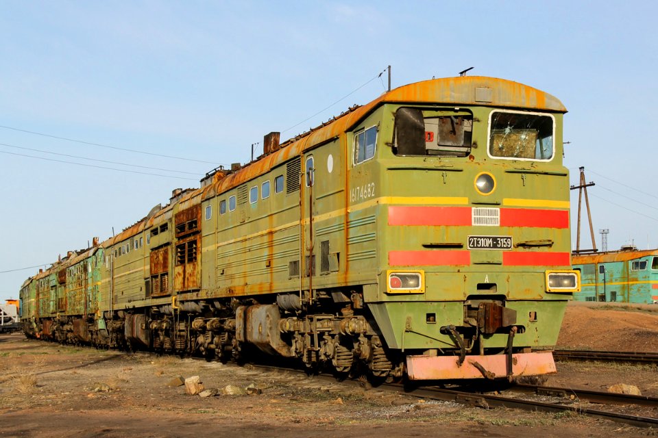 2ТЭ10М-3159,_Казахстан,_Карагандинская_область,_станция_Балхаш-I_(Trainpix_162543)