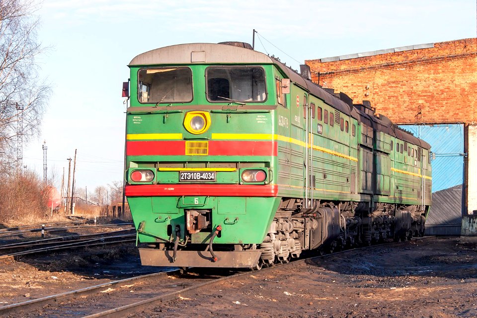 2ТЭ10В-4034,_Russia,_Tver_region,_Sonkovo_station_(Trainpix_170252)