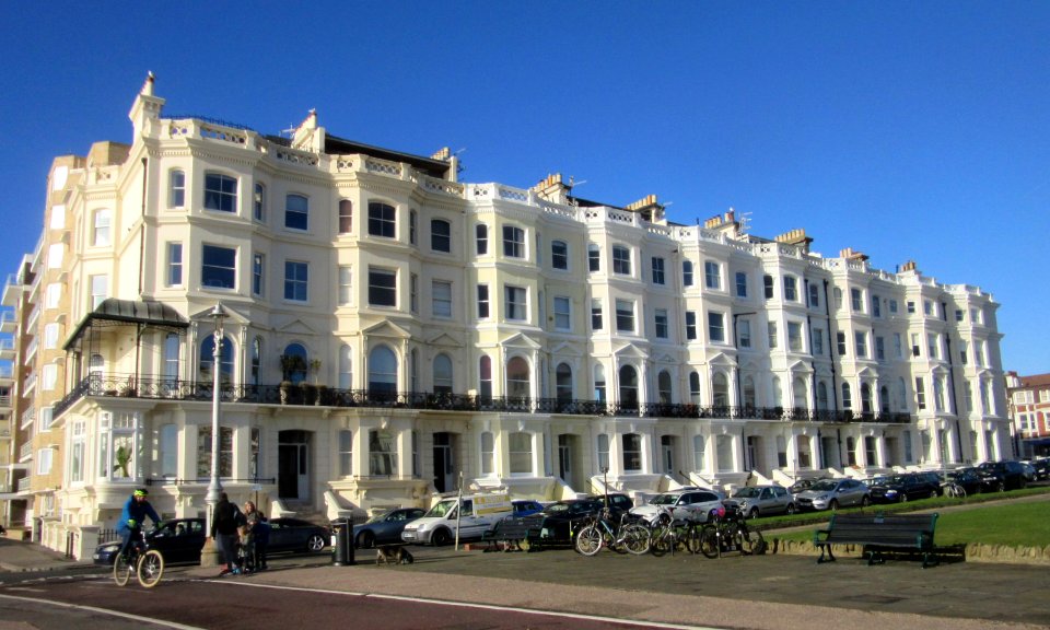2–8_Medina_Terrace,_Kingsway,_Hove_(NHLE_Code_1298644)_(January_2017)