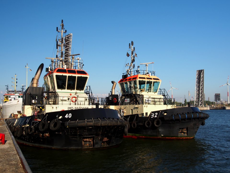 40_(tugboat,_2012)_&_32_(tugboat,_2011)_Port_of_Anwerp