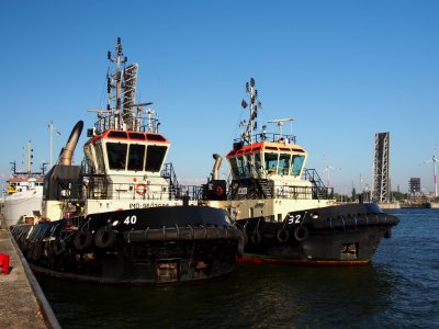 40_(tugboat,_2012)_&_32_(tugboat,_2011)_Port_of_Anwerp