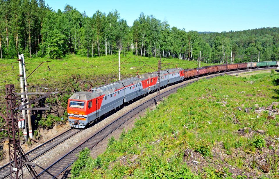2ЭС6-528,_Russia,_Chelyabinsk_region,_Syrostan_-_Khrebet_stretch_(Trainpix_166792)