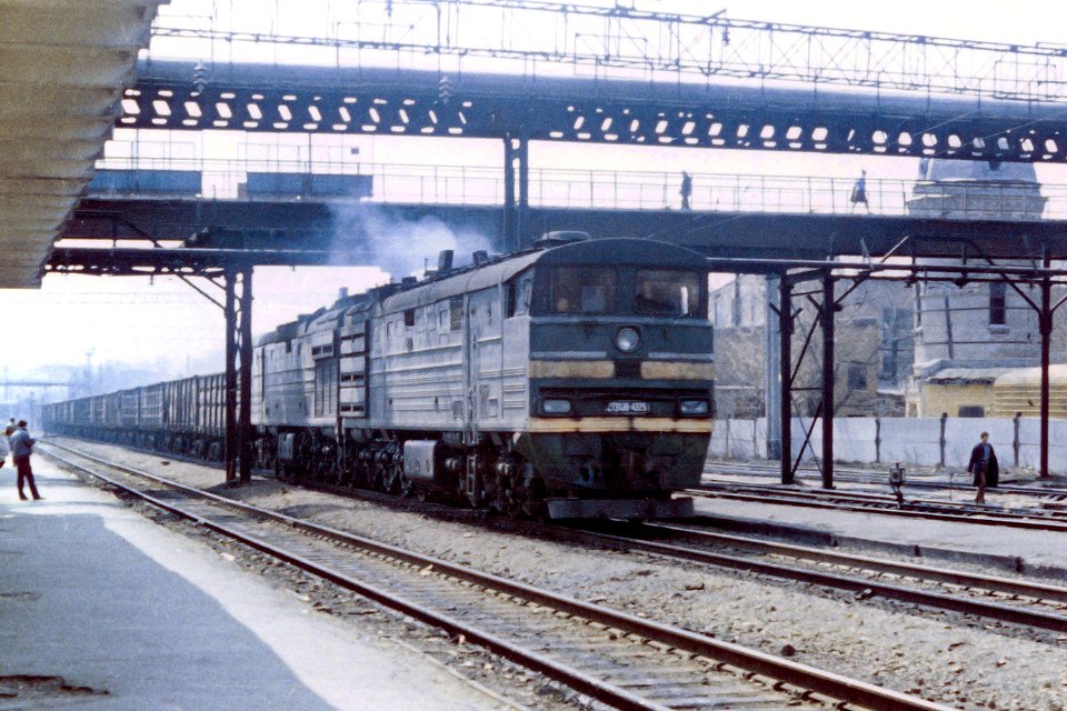 2ТЭ10В-4325,_USSR,_Saratov_region,_Saratov-II_Railway_station_(Trainpix_170304)