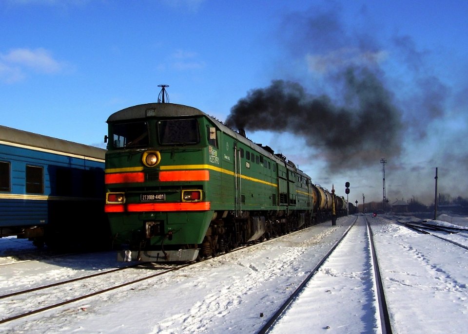 2ТЭ10В-4401,_Россия,_Нижегородская_область,_станция_Ужовка_(Trainpix_87816)