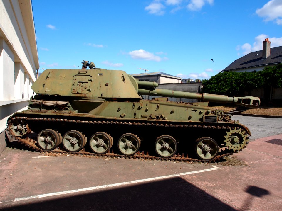 2S3_Akatsiya_in_the_Musée_des_Blindés,_France,_pic-6