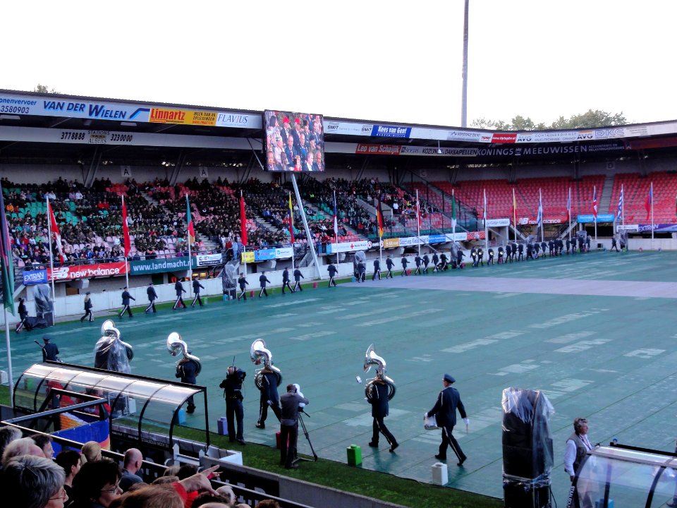4-daagse_Nijmegen_2011_Vlaggenparade_05_opkomst_fanfares