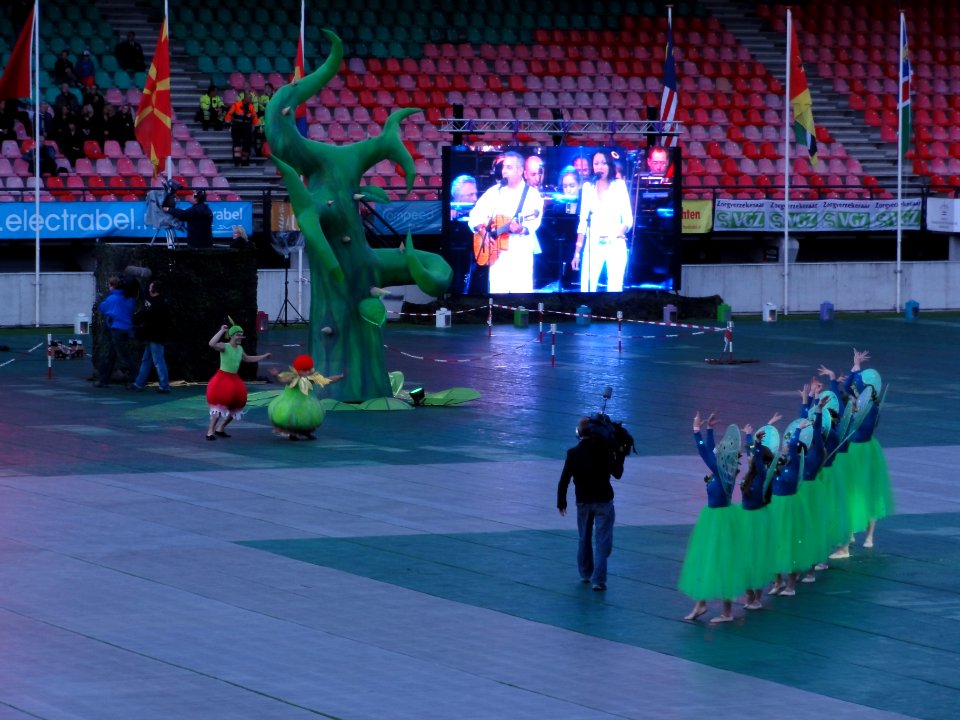 4-daagse_Nijmegen_2011_Vlaggenparade_14,_ballet_en_zang