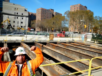 2d_Av_97_St_IND_construction_roof_beams_jeh