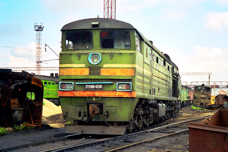 2ТЭ10В-4338,_Russia,_Saratov_region,_Atkarsk_depot_(Trainpix_148022)