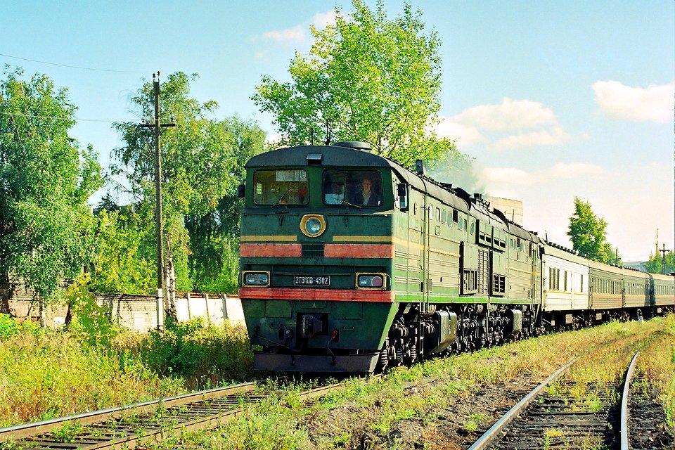 2ТЭ10В-4302,_Russia,_Kirov_region,_Kirov-Kotlassky_station_(Trainpix_158216)