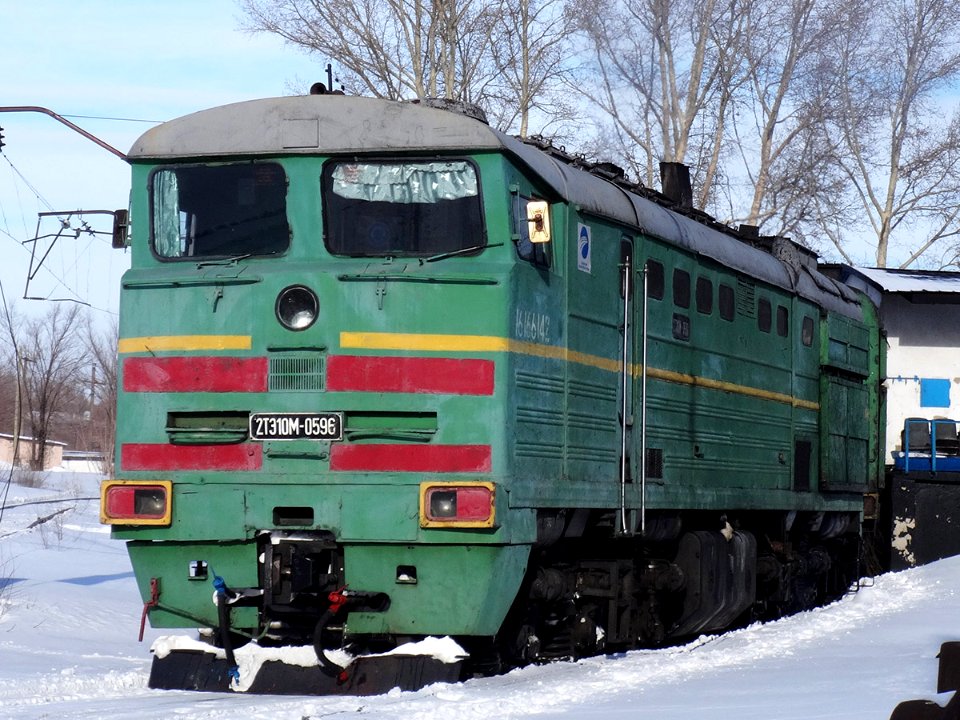 2ТЭ10М-0596,_Kazakhstan,_Karaganda_region,_Karaganda_depot_(Trainpix_122287)
