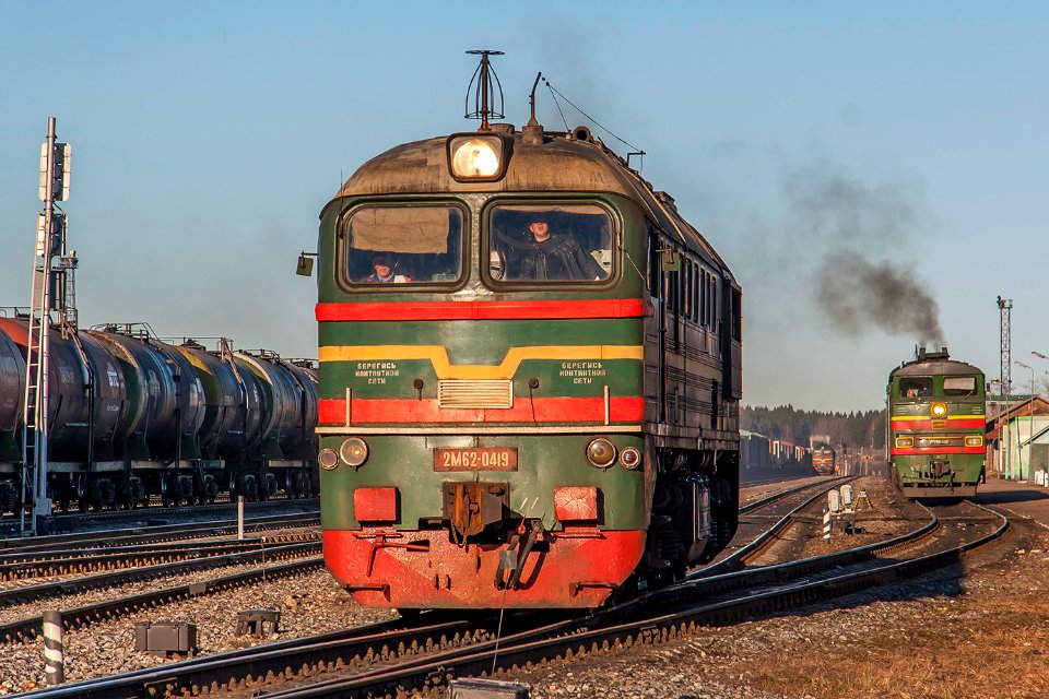 2М62-0419,_Russia,_Tver_region,_Sonkovo_station_(Trainpix_150445)