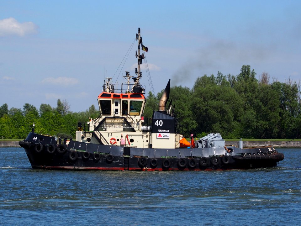 40_-_ENI_06105319,_in_front_of_Berendrechtlock,_Port_of_Antwerp,_pic6