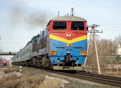 2ТЭ10МК-2174,_Казахстан,_Западно-Казахстанская_область,_перегон_Уральск_-_Жилаево_(Trainpix_127135)