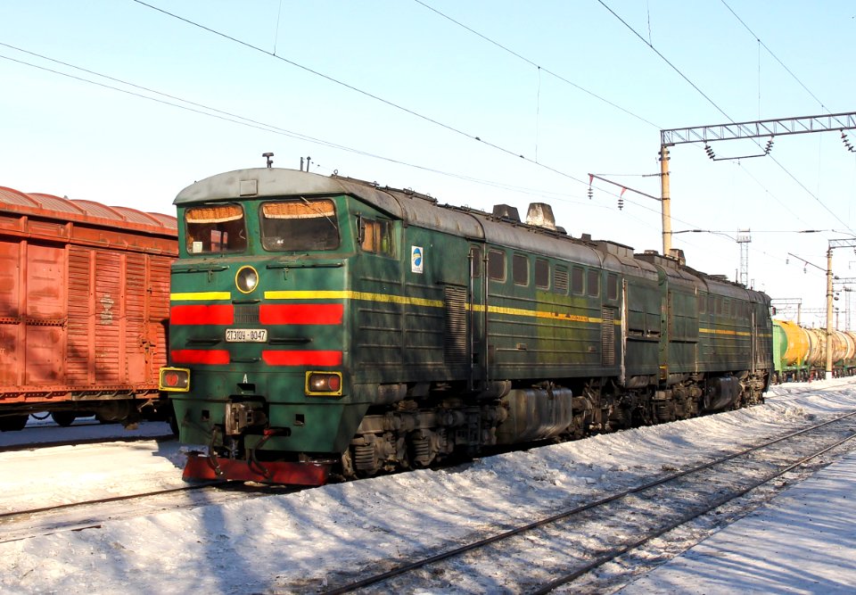 2ТЭ10У-0047,_Казахстан,_Карагандинская_область,_станция_Караганда-Сортировочная_(Trainpix_215489)