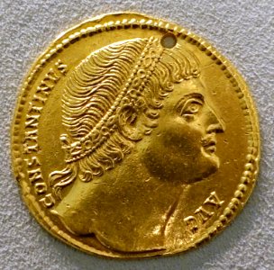 4.5_Solidi,_Constantine_I,_emperor_with_globe_and_scepter,_Rome,_326_AD_-_Bode-Museum_-_DSC02726