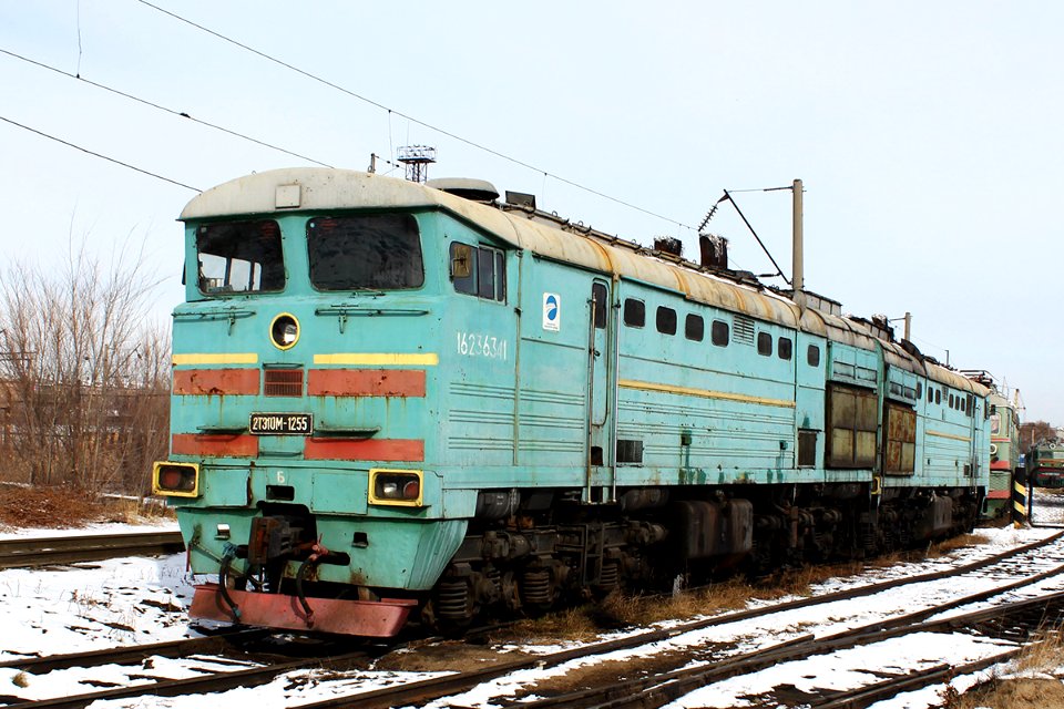 2ТЭ10М-1255,_Kazakhstan,_Karaganda_region,_Karaganda_depot_(Trainpix_146453)