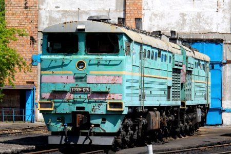 2ТЭ10М-1295,_Kazakhstan,_Karaganda_region,_Karaganda_depot_(Trainpix_165251)