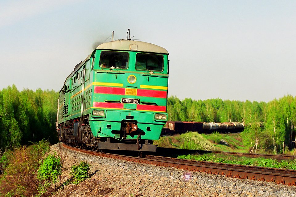 2ТЭ10М-0915,_Russia,_Moscow_region,_Ozherelye_-_Pchelovodnoye_stretch_(Trainpix_151833)