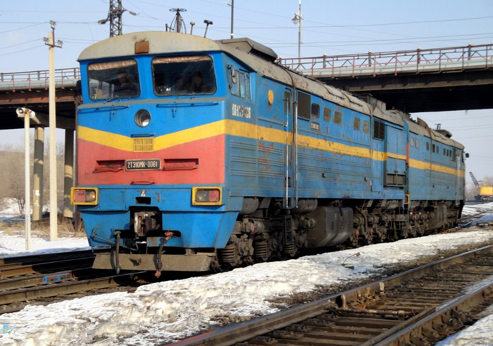 2ТЭ10МК-0061,_Казахстан,_Западно-Казахстанская_область,_станция_Уральск_(Trainpix_126570)