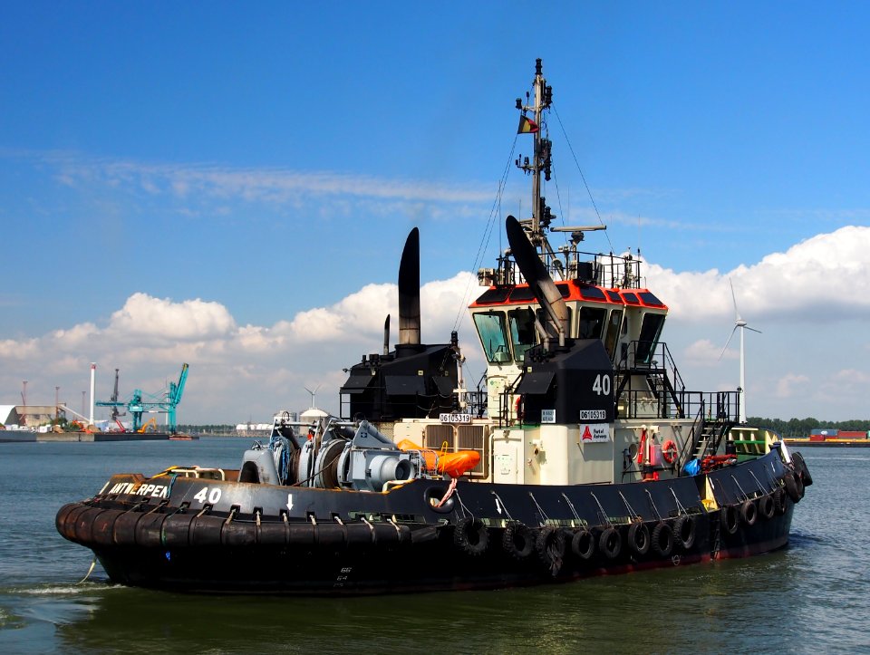 40_-_ENI_06105319,_in_front_of_Berendrechtlock,_Port_of_Antwerp,_pic3