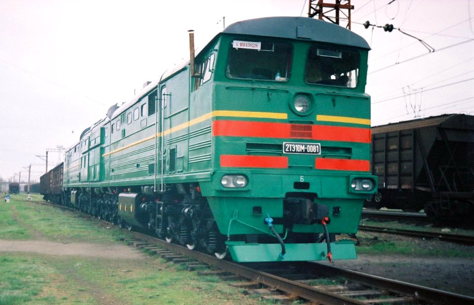2ТЭ10М-0081,_Украина,_Харьковская_область,_станция_Балаклея_(Trainpix_46843)