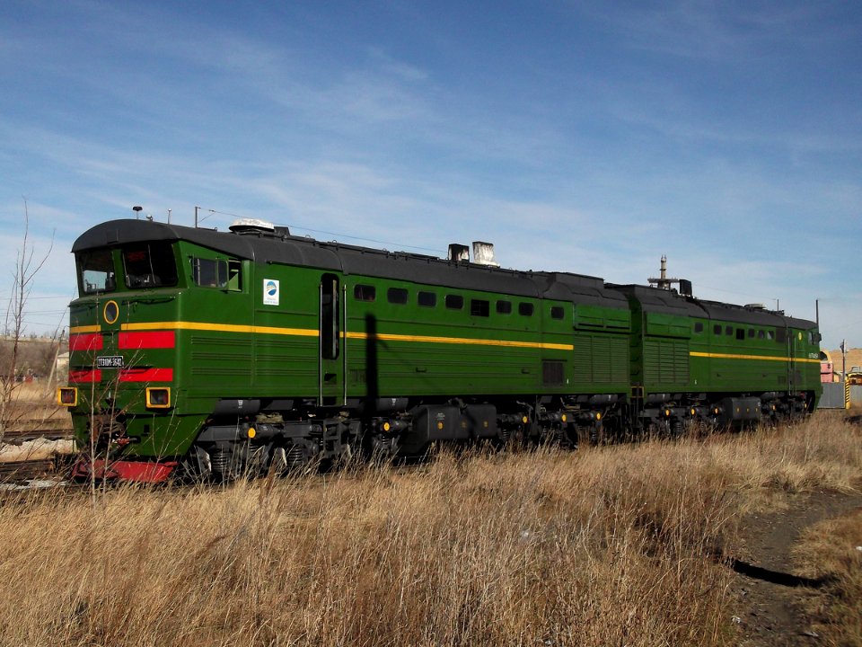 2ТЭ10М-3642,_Kazakhstan,_Karaganda_region,_Karaganda-Sorting_station_(Trainpix_79254)