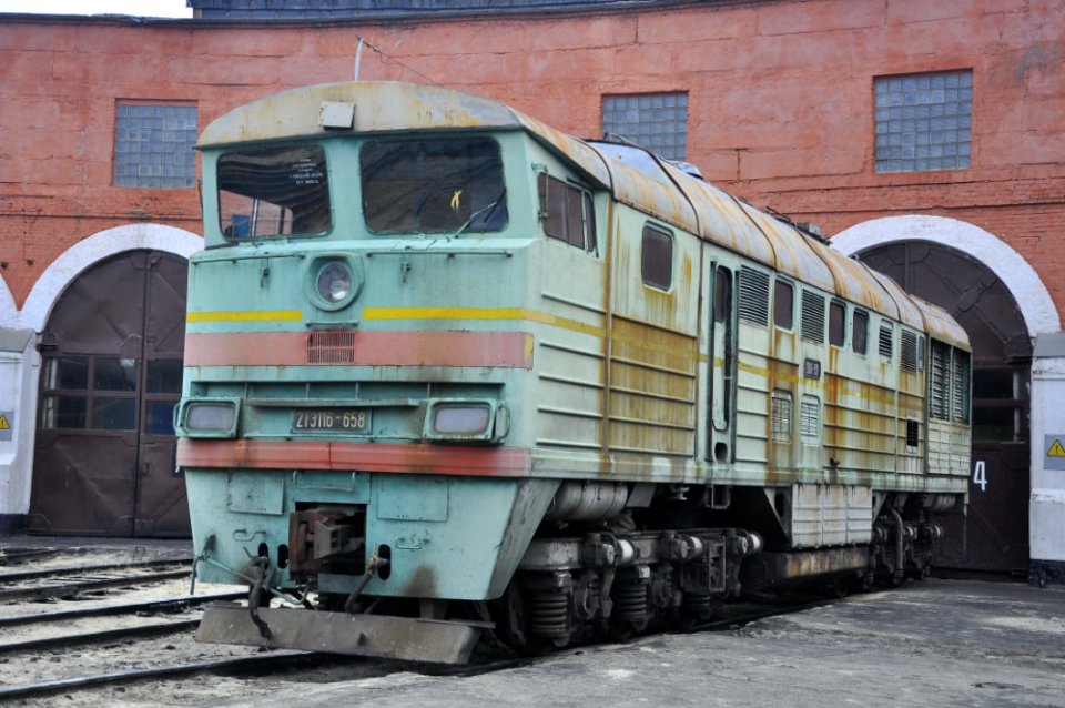 2ТЭ116-658,_Украина,_Харьковская_область,_депо_Основа_(Trainpix_45547)