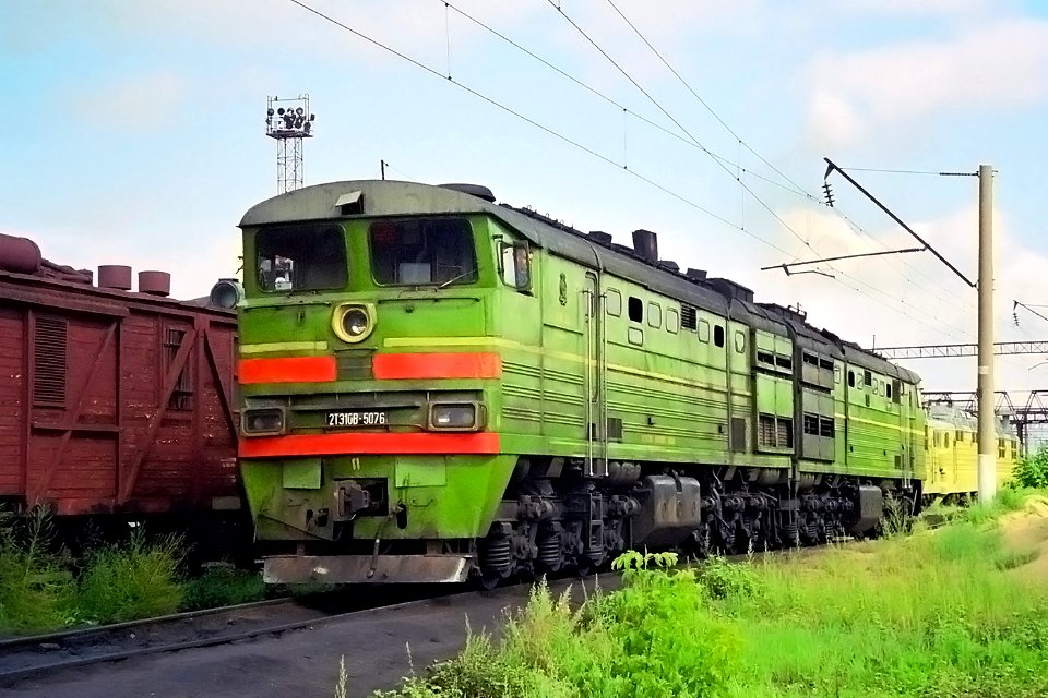 2ТЭ10В-5076,_Russia,_Saratov_region,_Atkarsk_depot_(Trainpix_147701)