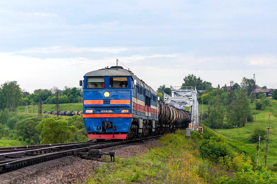 2ТЭ116-1688,_Russia,_Tver_region,_Zubtsov_station_(Trainpix_167487)