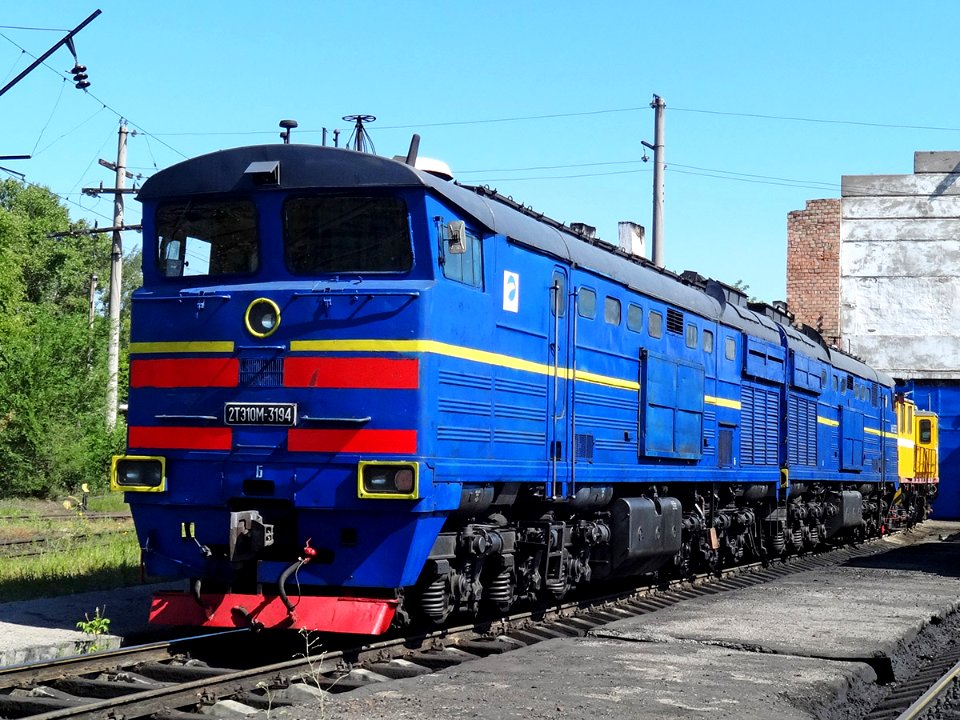 2ТЭ10М-3194,_Kazakhstan,_Karaganda_region,_Karaganda_depot_(Trainpix_137613)