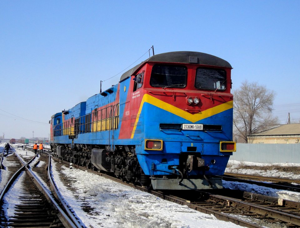 2ТЭ10МК-5068,_Казахстан,_Западно-Казахстанская_область,_станция_Уральск_(Trainpix_126596)