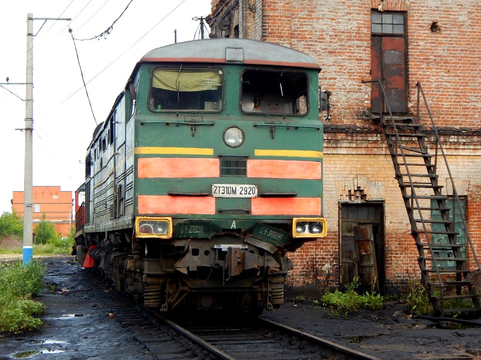 2ТЭ10М-2920,_Russia,_Samara_region,_Syzran_depot_(Trainpix_200252)